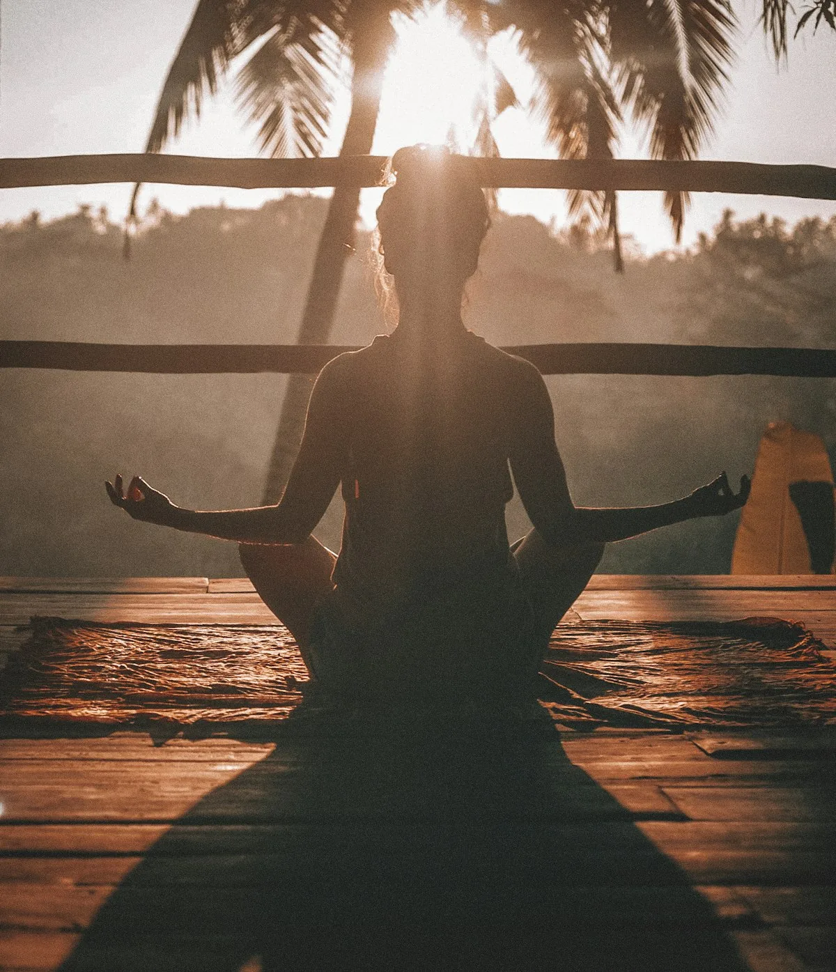 Persona meditando al amanecer, símbolo de claridad mental y enfoque
